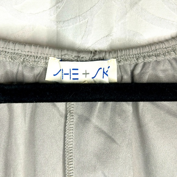 SHE AND SKY gray bohemian style balloon sleeve top. Elastic waist. Size Large. - Picture 3 of 9